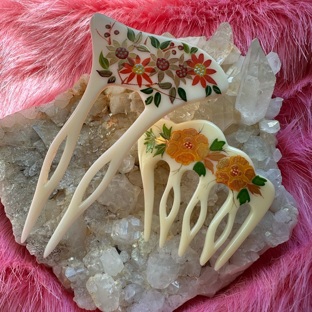 Pair vintage mid century floral hair combs